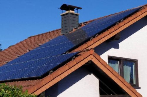 Dach mit Solaranlagen